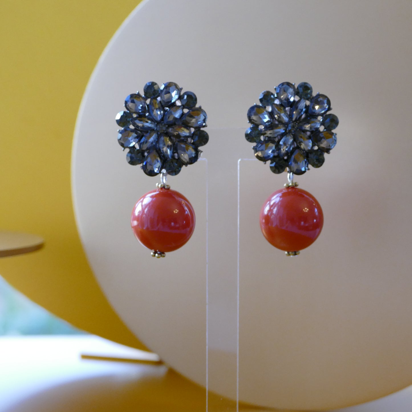 Anastacia Ohrclips Blume Kristall Grau mit Rot-Orange Perle