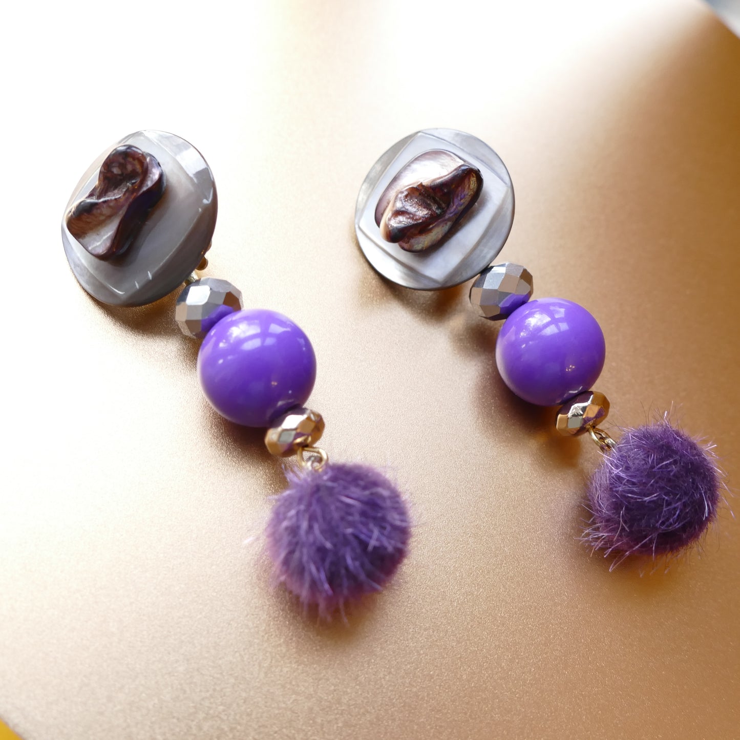 Modeschmuck Ohrclips Bommel mit Perlmutt Lila Perle