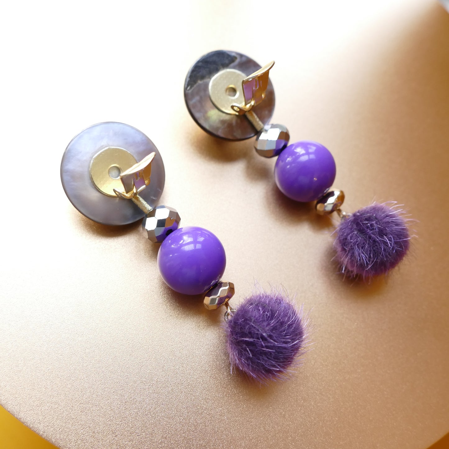Modeschmuck Ohrclips Bommel mit Perlmutt Lila Perle