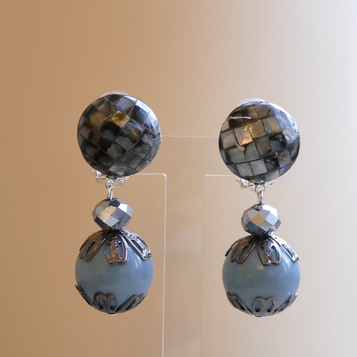 Ohrschmuck Clips Ama in Blau & Grau Farbe