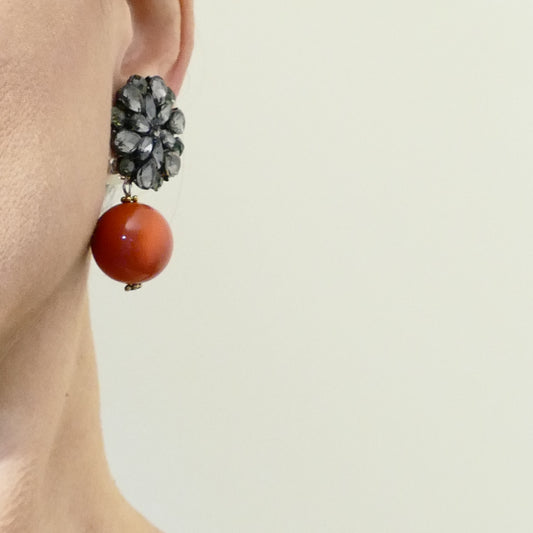 Anastacia Ohrclips Blume Kristall Grau mit Rot-Orange Perle