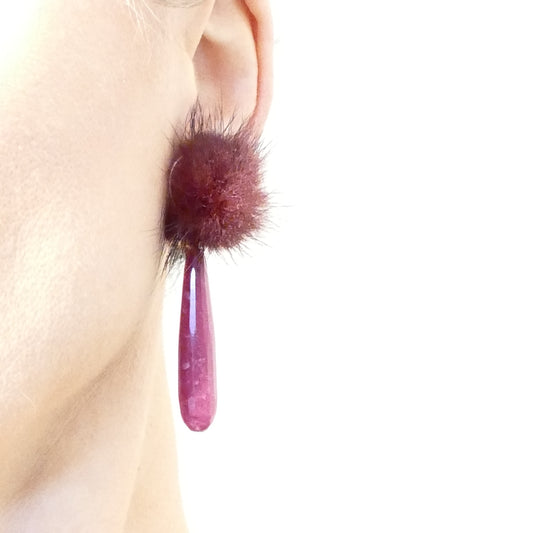 Modeschmuck Elegante Ohrclips Mit Rubin Jade, Fell Bommel in Rot Wein Farbe