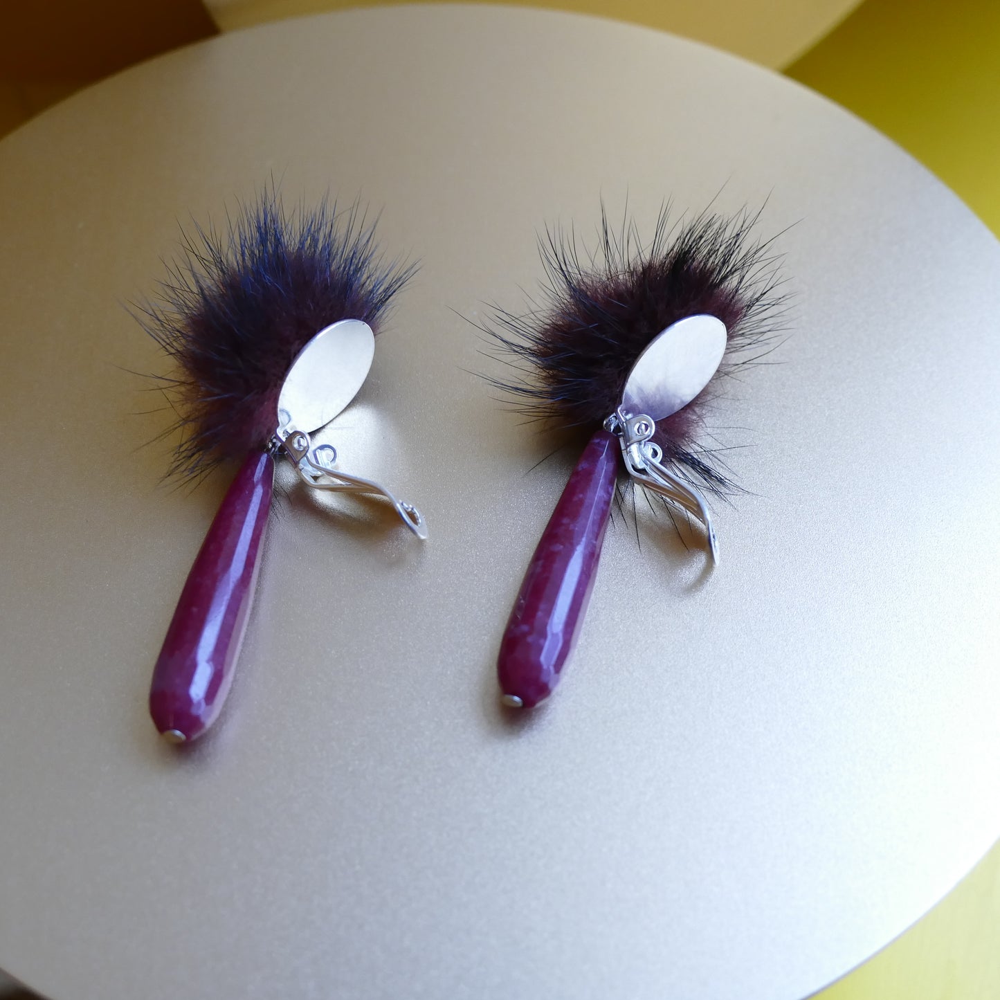 Modeschmuck Elegante Ohrclips Mit Rubin Jade, Fell Bommel in Rot Wein Farbe