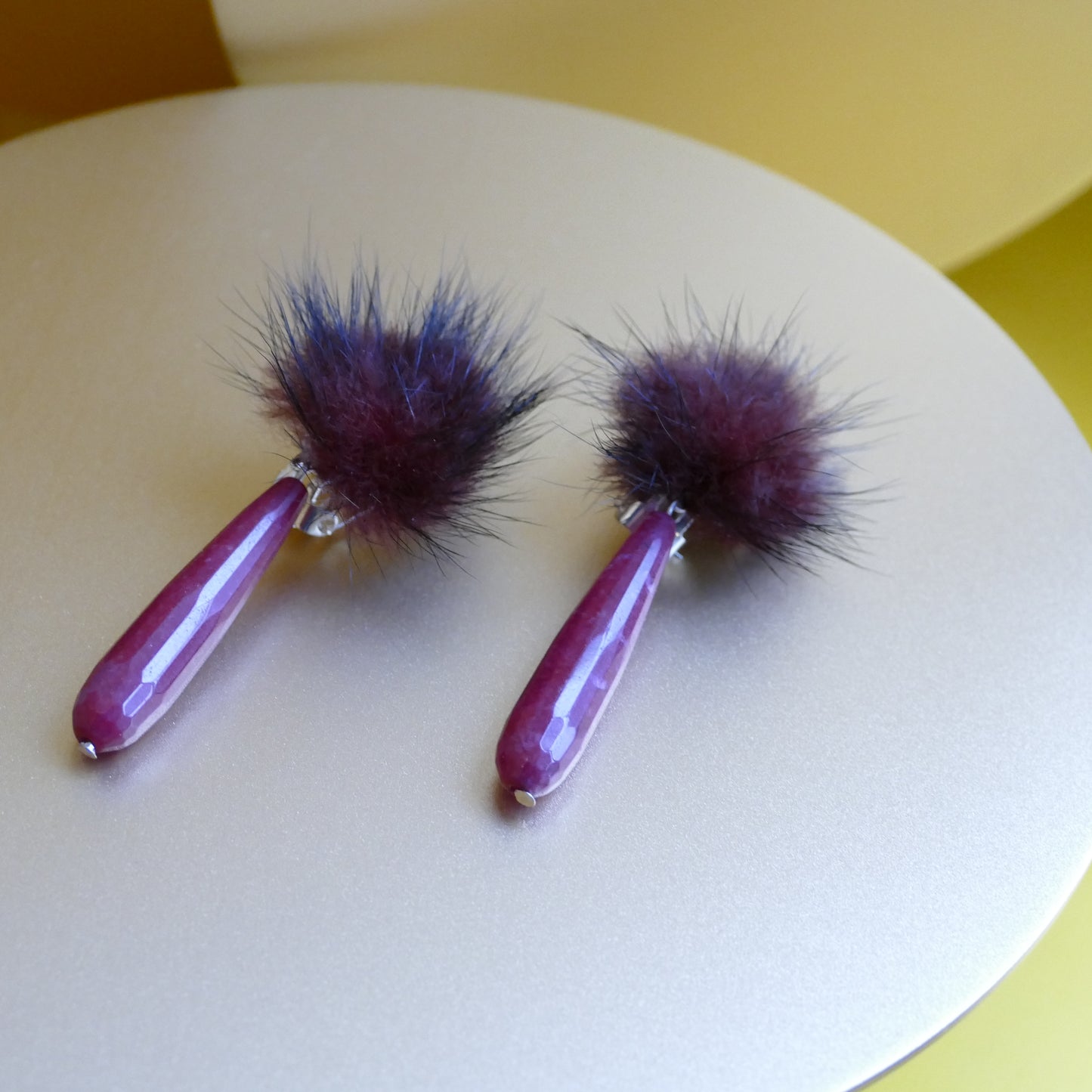 Modeschmuck Elegante Ohrclips Mit Rubin Jade, Fell Bommel in Rot Wein Farbe