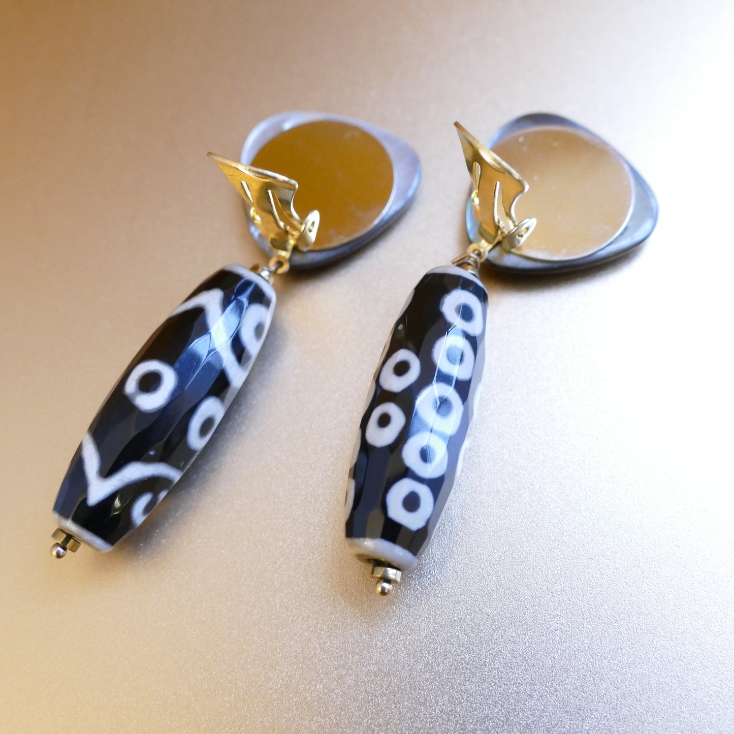 Giane Ohrclips Schwarz & Beige Mit Perlmutt Perle