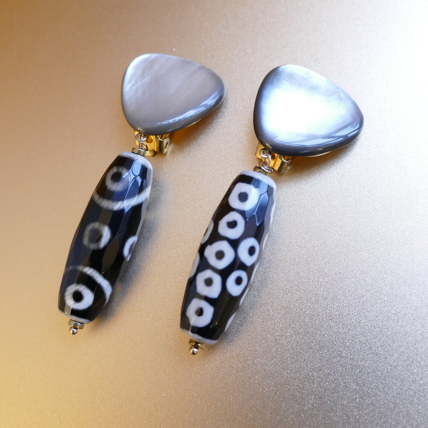 Giane Ohrclips Schwarz & Beige Mit Perlmutt Perle