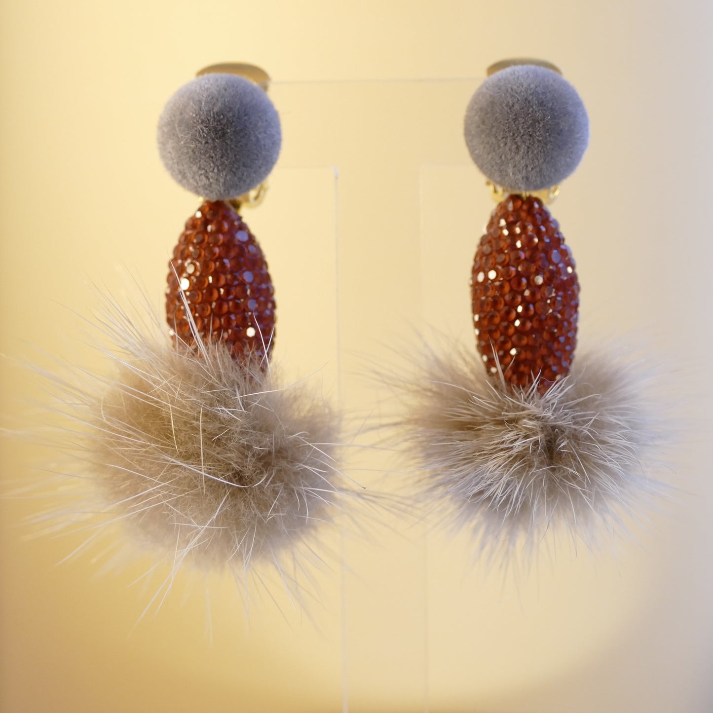 Verspielt Ohrschmuck Ohrclips Rot Grau Perle Mit Beige Fell Pelz
