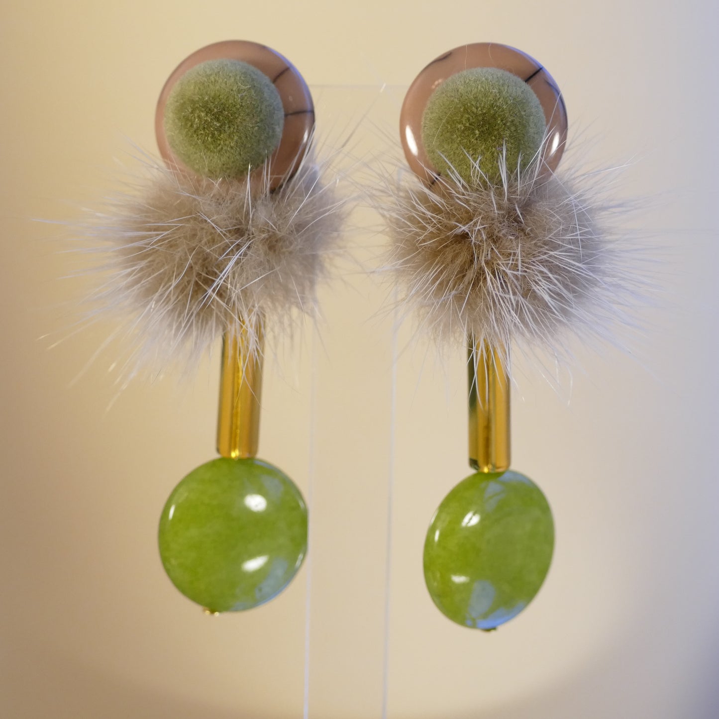 Grüne Jade Ohrclips Mit Beige Fell Pelz