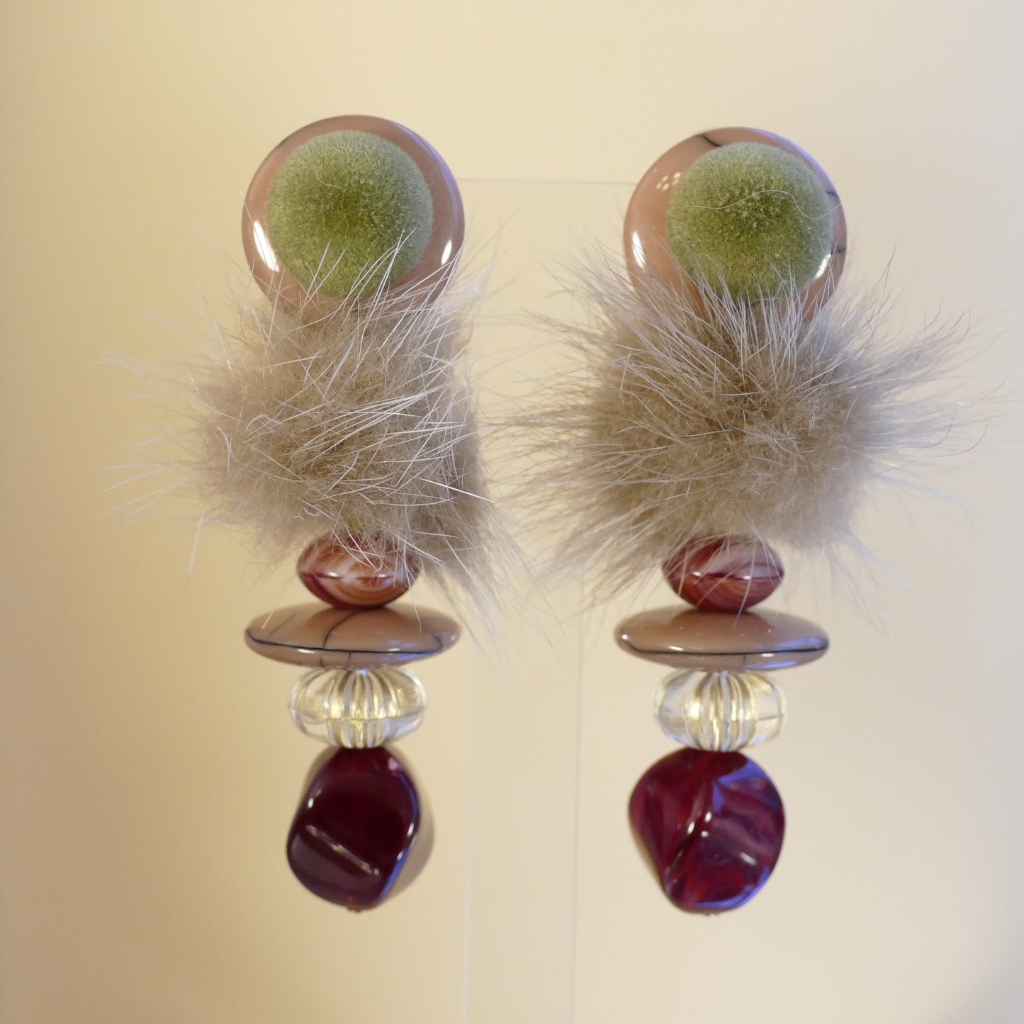 Lange Ohrringe Versilbert Fell-Pelz Beige, Grün Mit Rot Perle