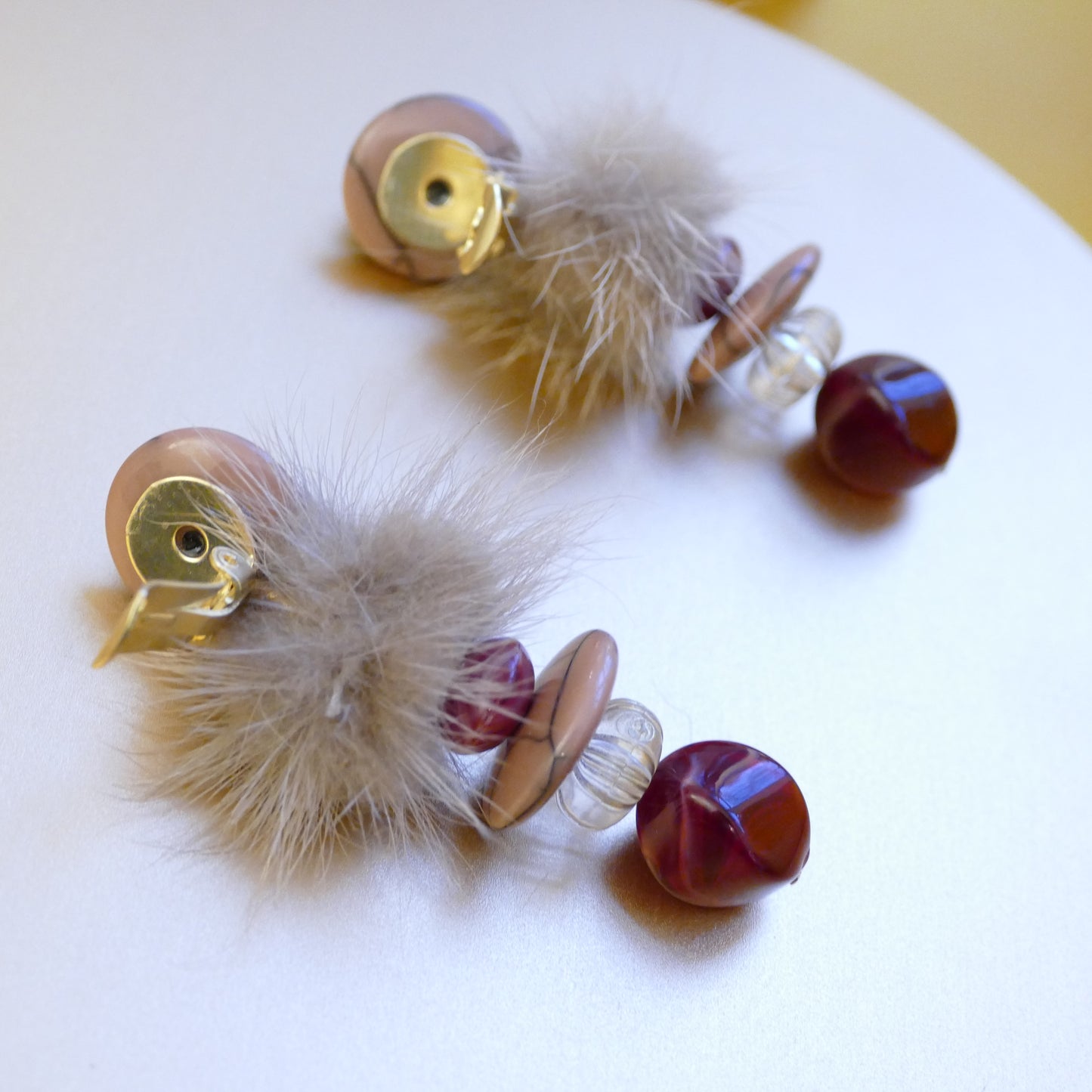 Lange Ohrringe Versilbert Fell-Pelz Beige, Grün Mit Rot Perle