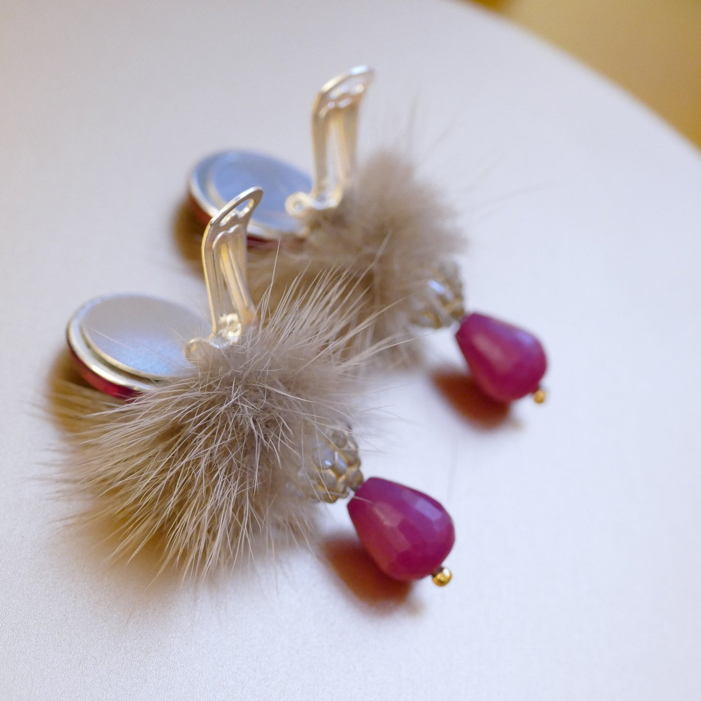 Ohrclips Ohrringe Rosa Pink Jadestein Mit Beige Fell-Pelz Bommel