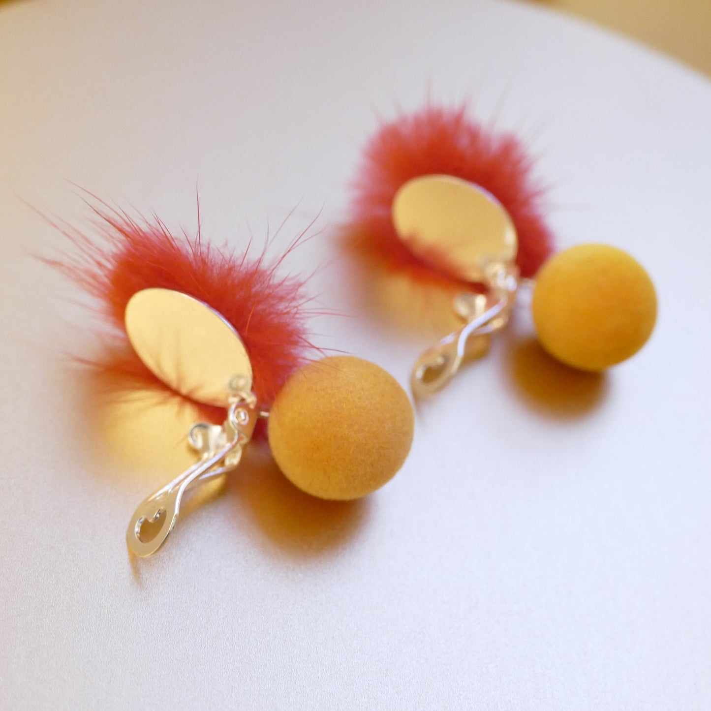 Ohrringe Fell-Pelz Ohrclips Versilbert Mit Rot, Beige Bommel Fell