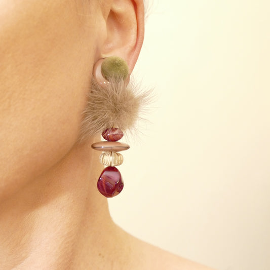 Lange Ohrringe Versilbert Fell-Pelz Beige, Grün Mit Rot Perle