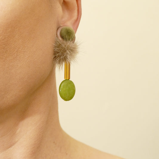 Grüne Jade Ohrclips Mit Beige Fell Pelz