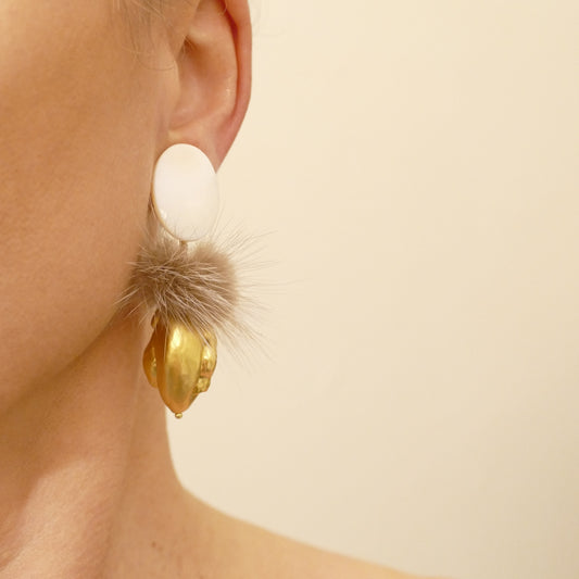 Ohrclips Fell-Pelz mit Perlmuttperlen und Gold Perle Element