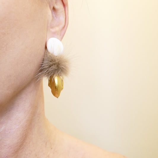 Ohrclips Fell-Pelz mit Perlmuttperlen und Gold Perle Element