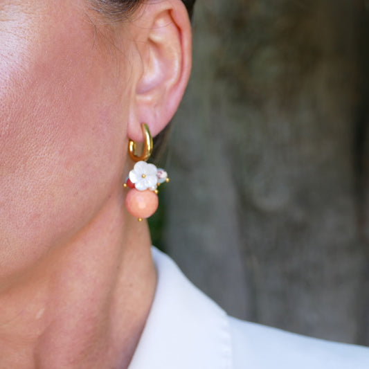 Dina Creolen Goldenen Ohrstecker Mit Perlmutt-Blume Und Koralle Perlen