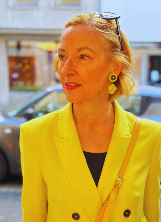 Voller Eleganz & Persönlichkeit: Ein einziartiges Styling in Gelb