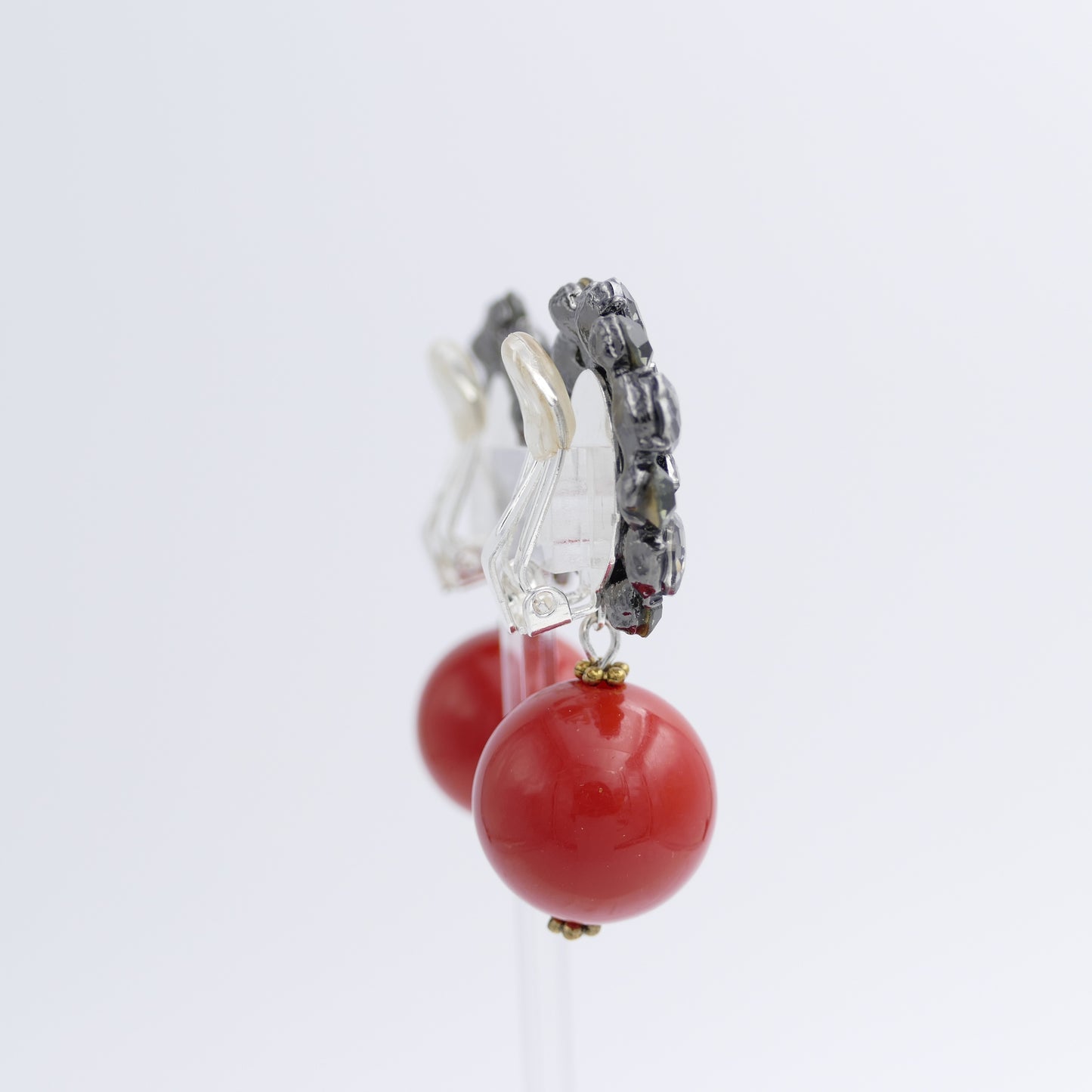 Anastacia Ohrclips Blume Kristall Grau mit Rot-Orange Perle