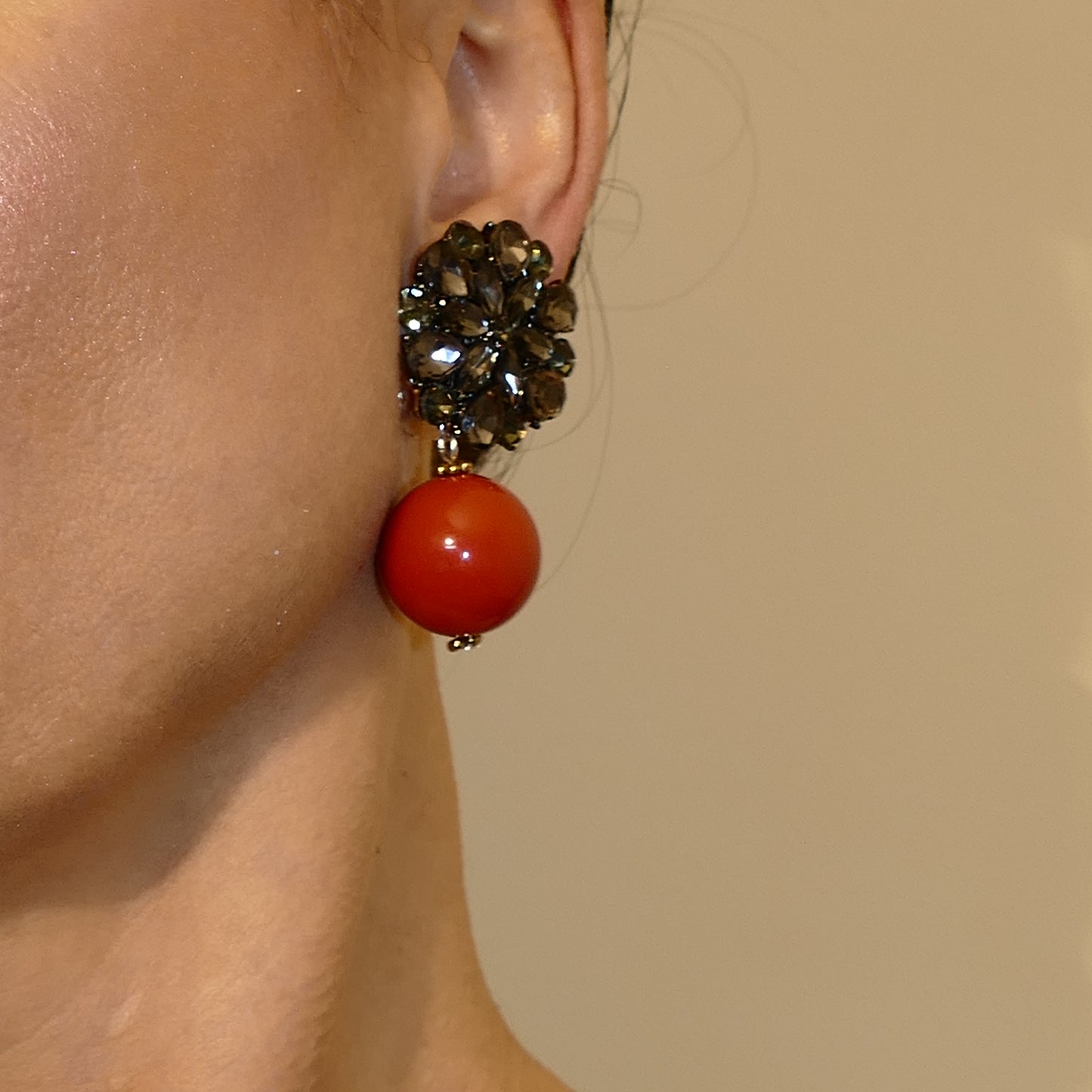 Anastacia Ohrclips Blume Kristall Grau mit Rot-Orange Perle