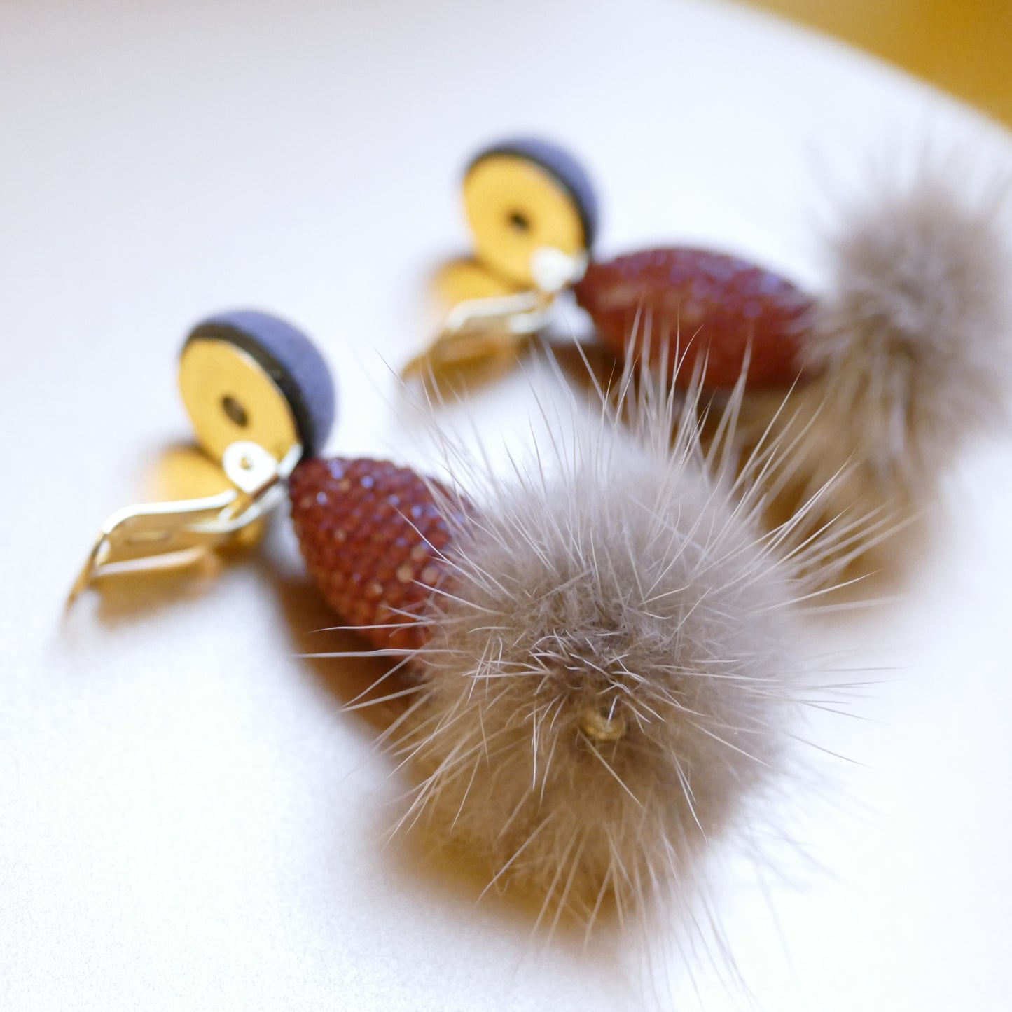 Verspielt Ohrschmuck Ohrclips Rot  Grau Perle Mit Beige Fell Pelz