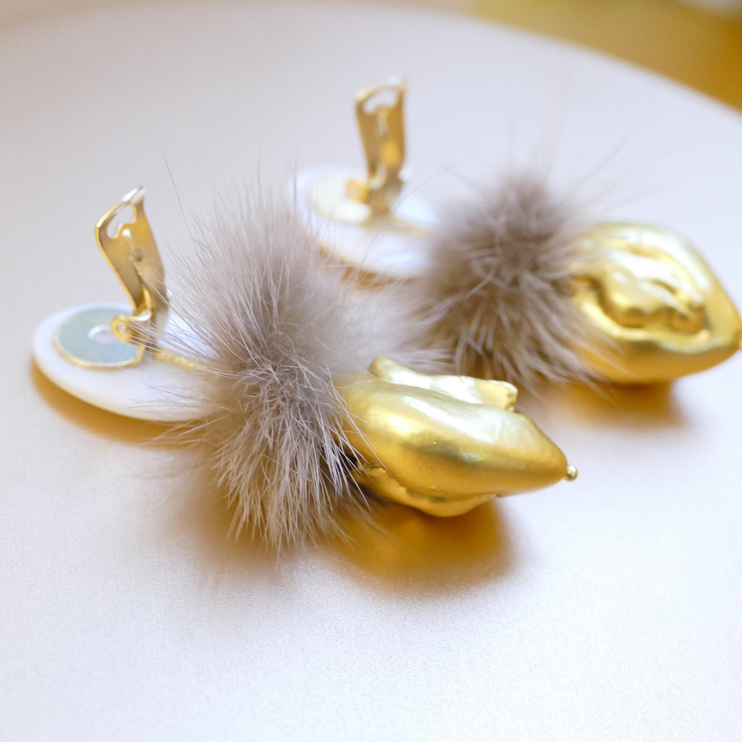 Ohrclips Fell-Pelz mit Perlmuttperlen und Gold Perle Element