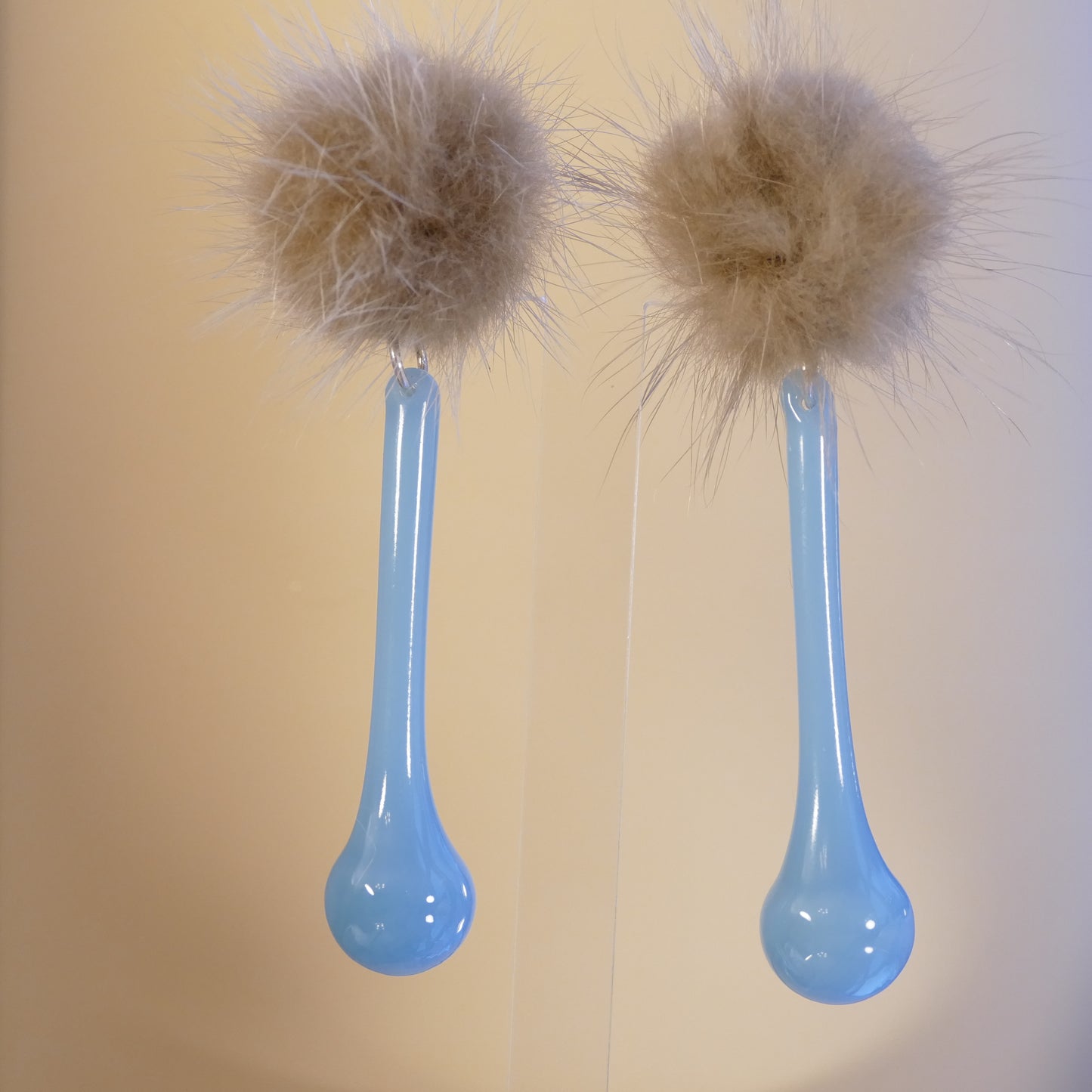 Lange Ohrclips In Blau Farbe Mit Beige Fell Pelz