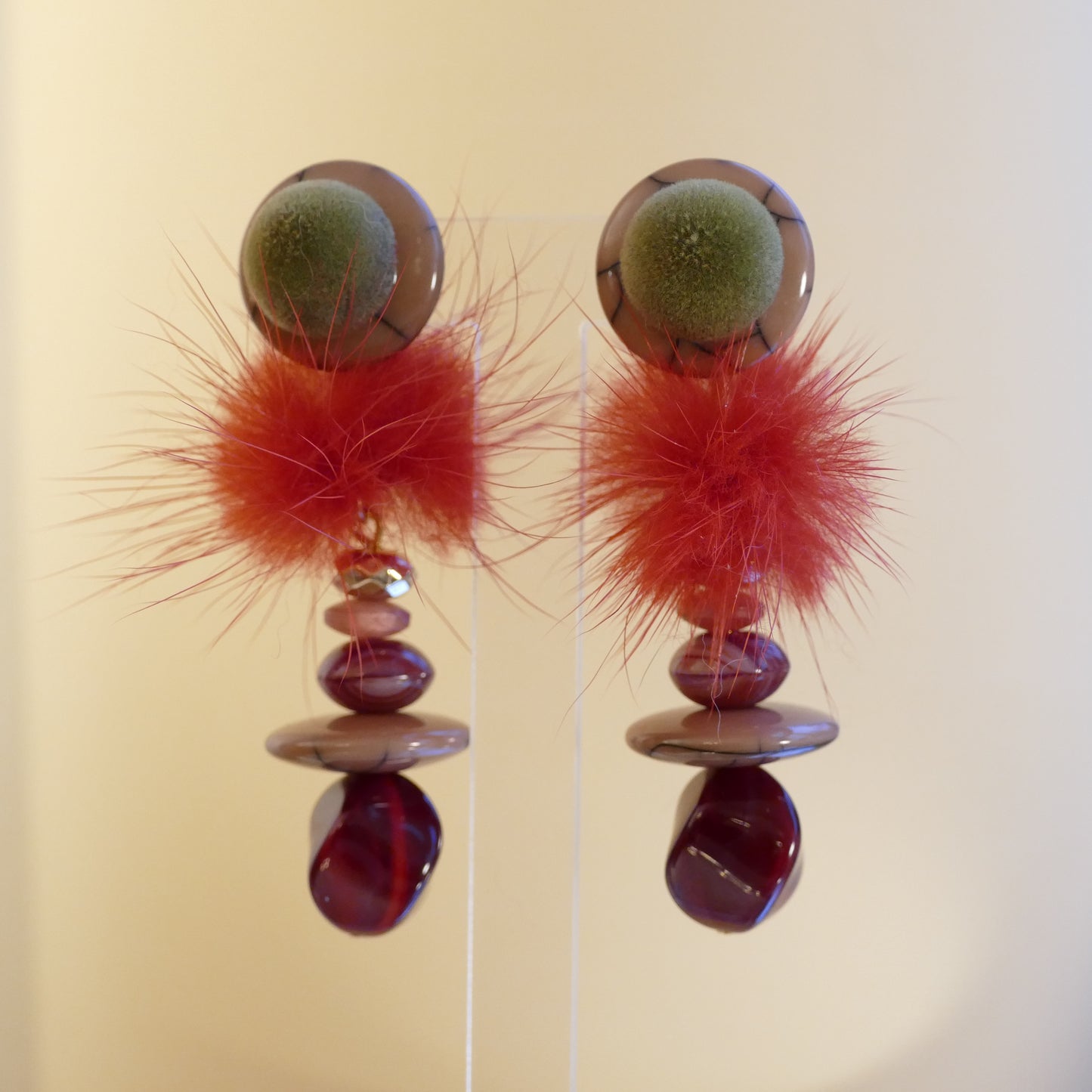 Statement Lange Ohrringe Ohrclips Mit Braun Perle Und Rot Fell-Pelz