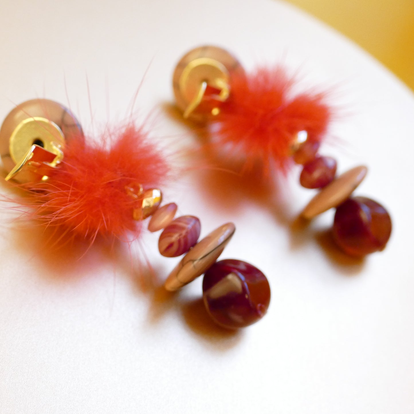 Statement Lange Ohrringe Ohrclips Mit Braun Perle Und Rot Fell-Pelz