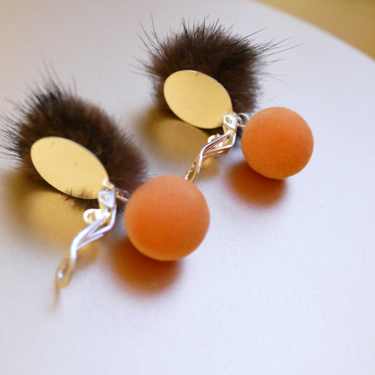 Fell Pelz Ohrclips Pedrita , Leicht Ohrring Mit Orange, Gelbe, Braun Bommel