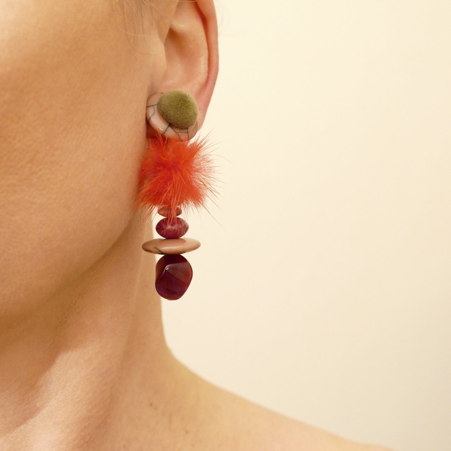 Statement Lange Ohrringe Ohrclips Mit Braun Perle Und Rot Fell-Pelz