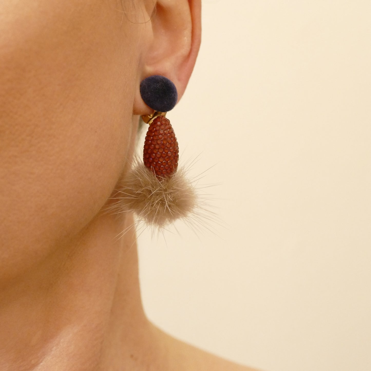 Verspielt Ohrschmuck Ohrclips Rot  Grau Perle Mit Beige Fell Pelz