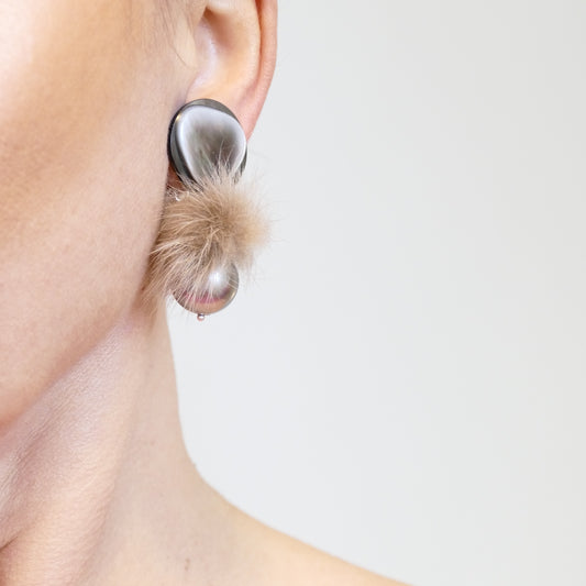 Elegante Perle Perlmutt Ohrclips Mit Beige Fell-Pelz Bommel