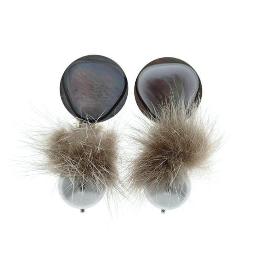 Elegante Perle Perlmutt Ohrclips Mit Beige Fell-Pelz Bommel