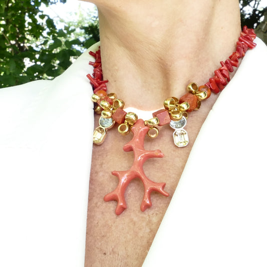 Cora Kette aus Rot Orange Koralle Mit Kristall Anhänger