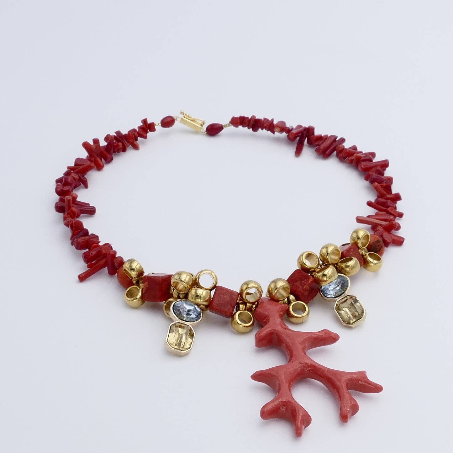 Cora Kette aus Rot Orange Koralle Mit Kristall Anhänger