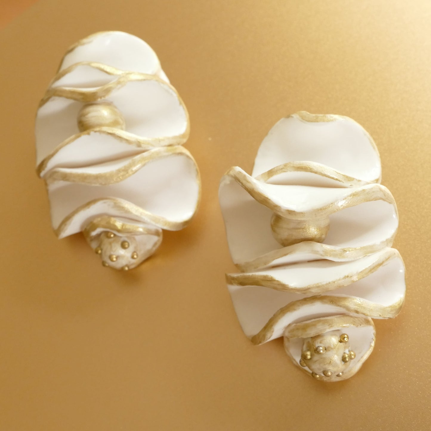 Coralina Contemporary Design Ohrclips Mit Weiß Und Gold Matt Art