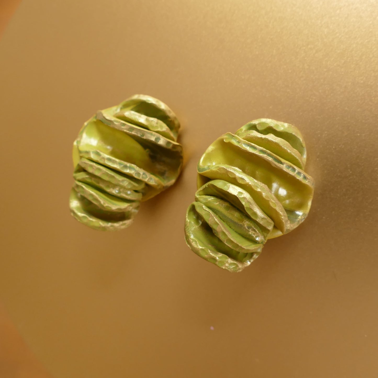 Contemporary Jewelry Ohrclips Gold-Matt Mit Olive-Grün Farbe