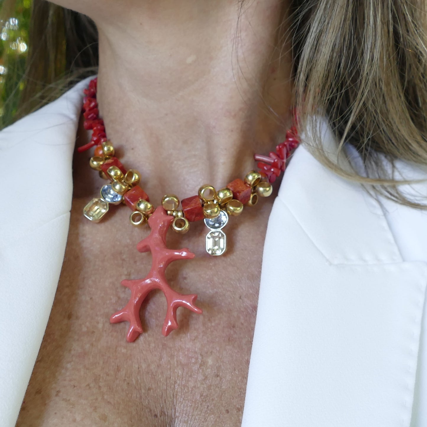 Cora Kette aus Rot Orange Koralle Mit Kristall Anhänger