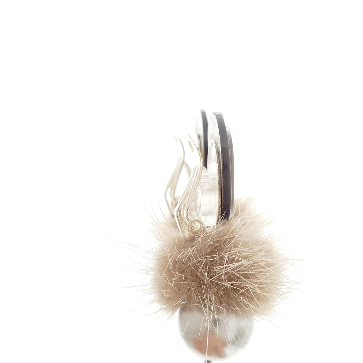 Elegante Perle Perlmutt Ohrclips Mit Beige Fell-Pelz Bommel