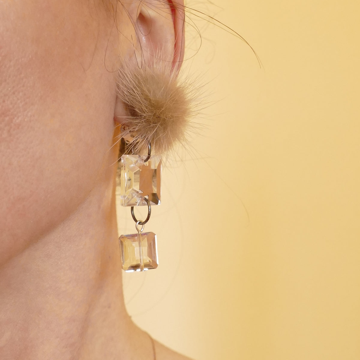 Christa Ohrclips Kristall Klar Mit Beige Fell Pelz Bommel