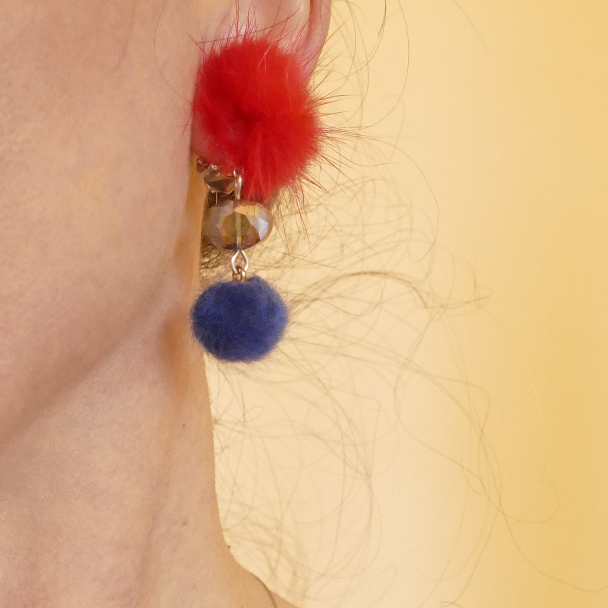 Ohrclips Lina Fell Pelz Bommel Rot Mit Blau Farbe