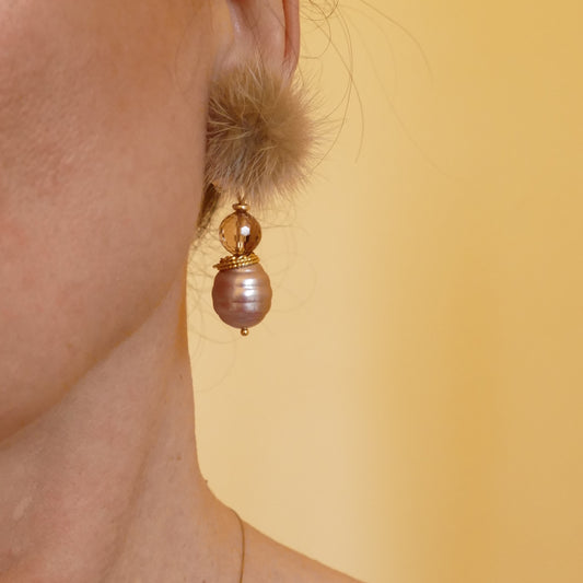 Rose Perle Ohrclips Mit Fell Pelz Bommel In Beige Farbe Und Goldenen Element