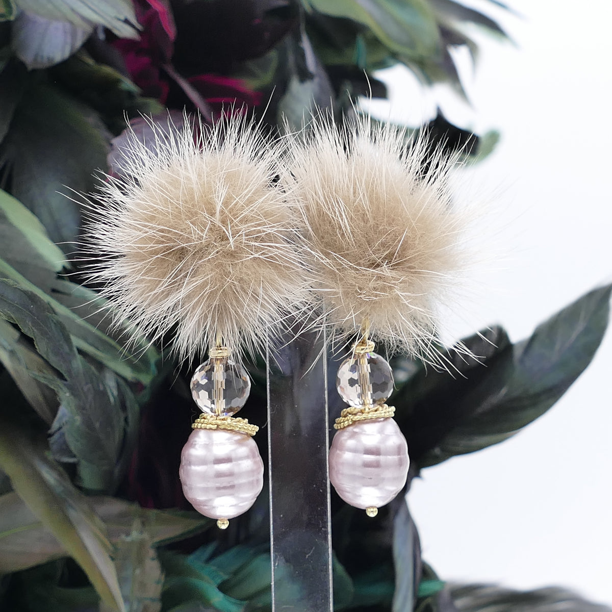 Rose Perle Ohrclips Mit Fell Pelz Bommel In Beige Farbe Und Goldenen Element
