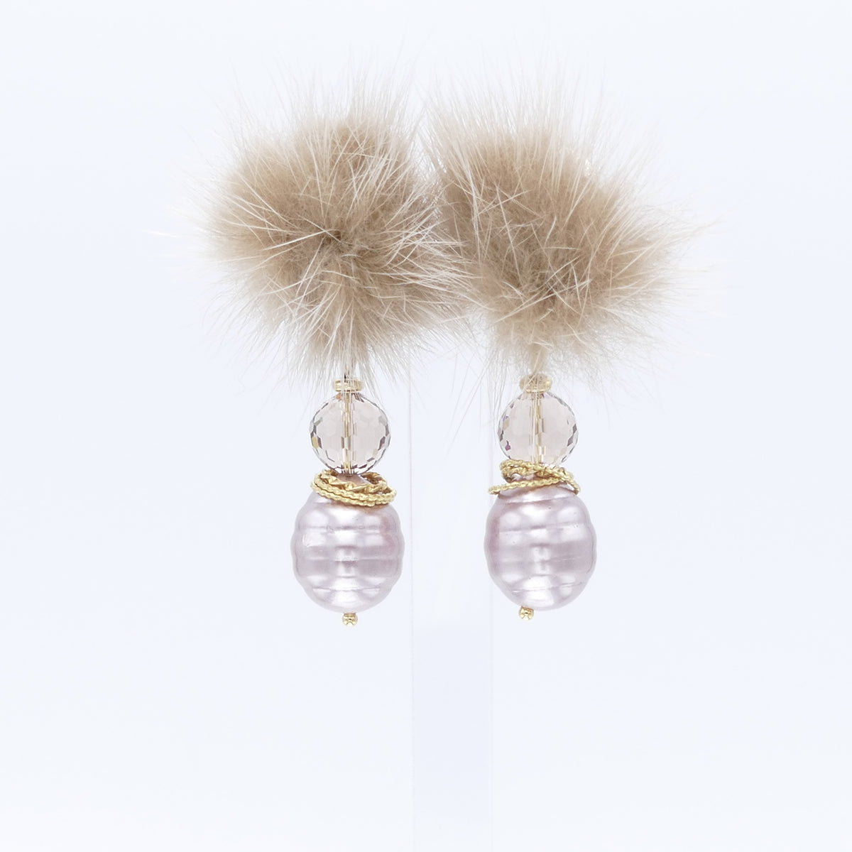Rose Perle Ohrclips Mit Fell Pelz Bommel In Beige Farbe Und Goldenen Element