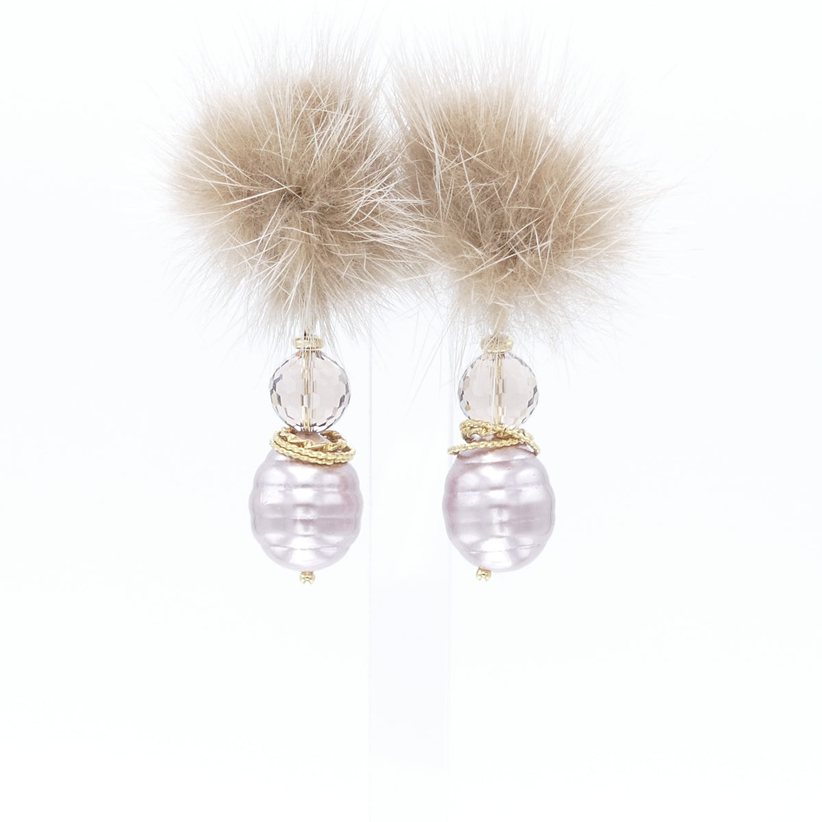 Rose Perle Ohrclips Mit Fell Pelz Bommel In Beige Farbe Und Goldenen Element