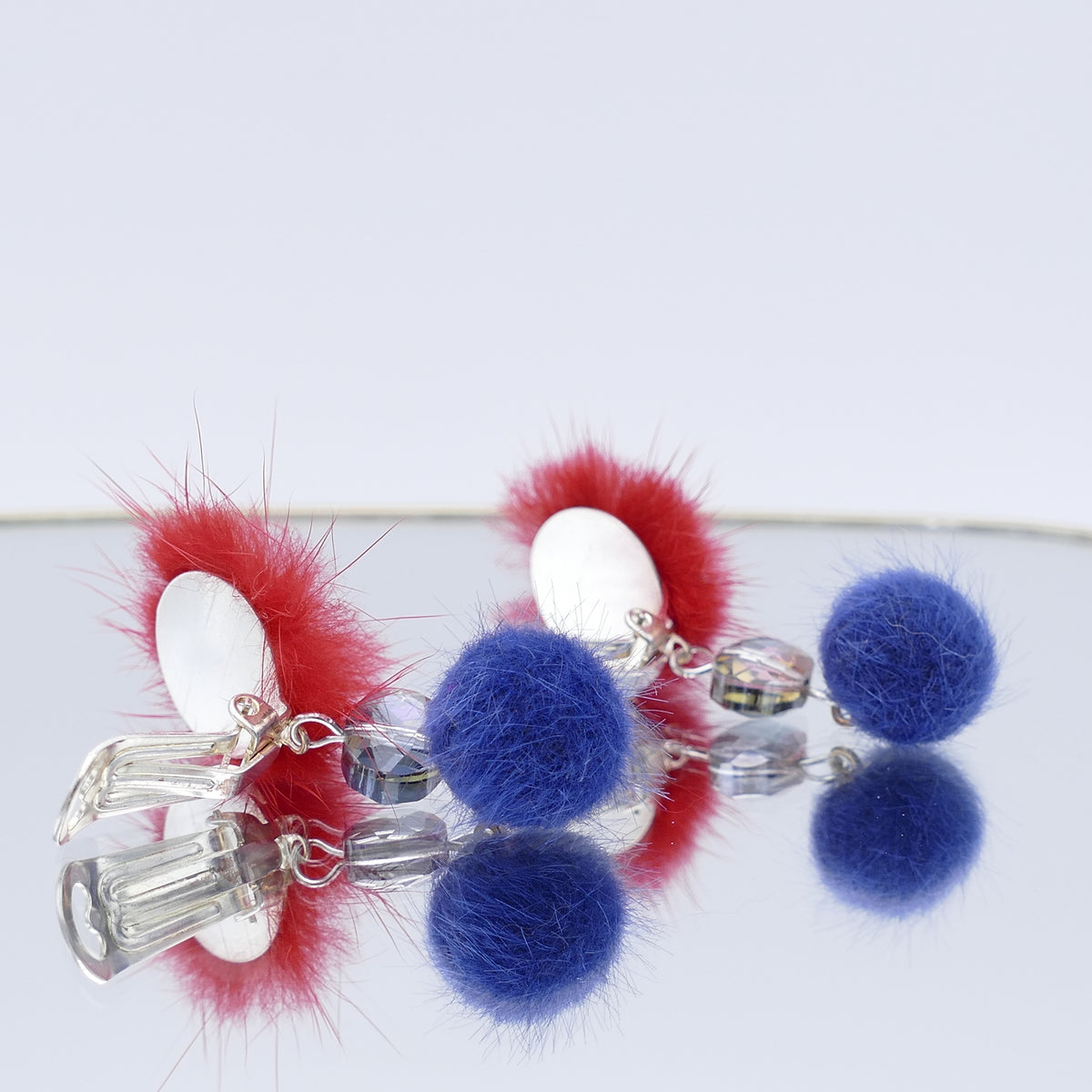Ohrclips Lina Fell Pelz Bommel Rot Mit Blau Farbe