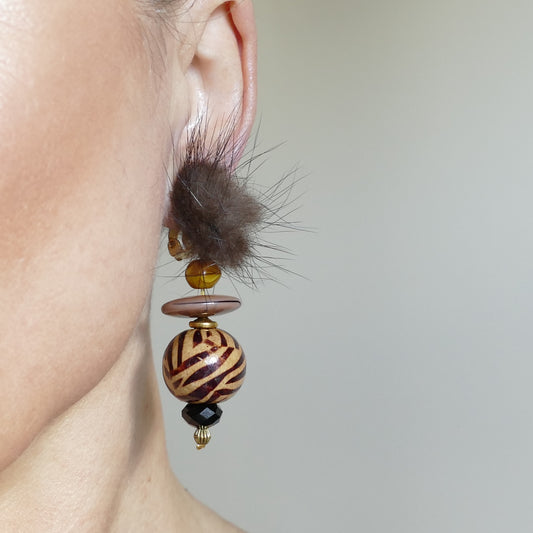 Statement Ohrclips Fell Pelz Bommel In Braun Farbe