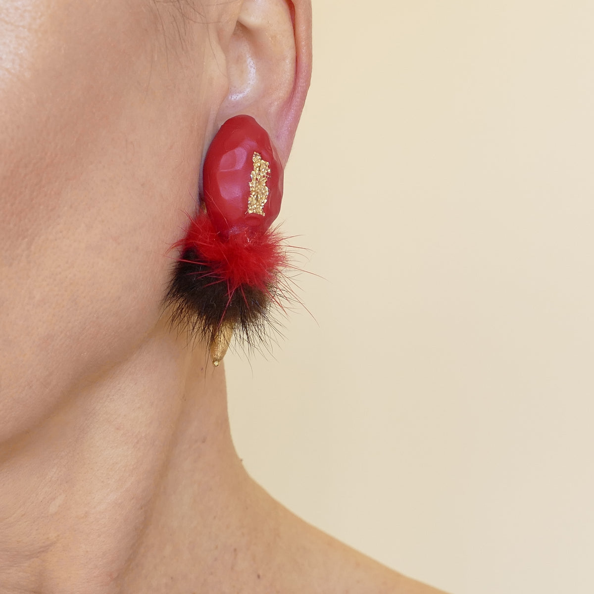 Orange Rot Ohrclips Mit Gold Vergoldete-Matt Und Braun Fell Pelz Bommel Und Rot Farbe