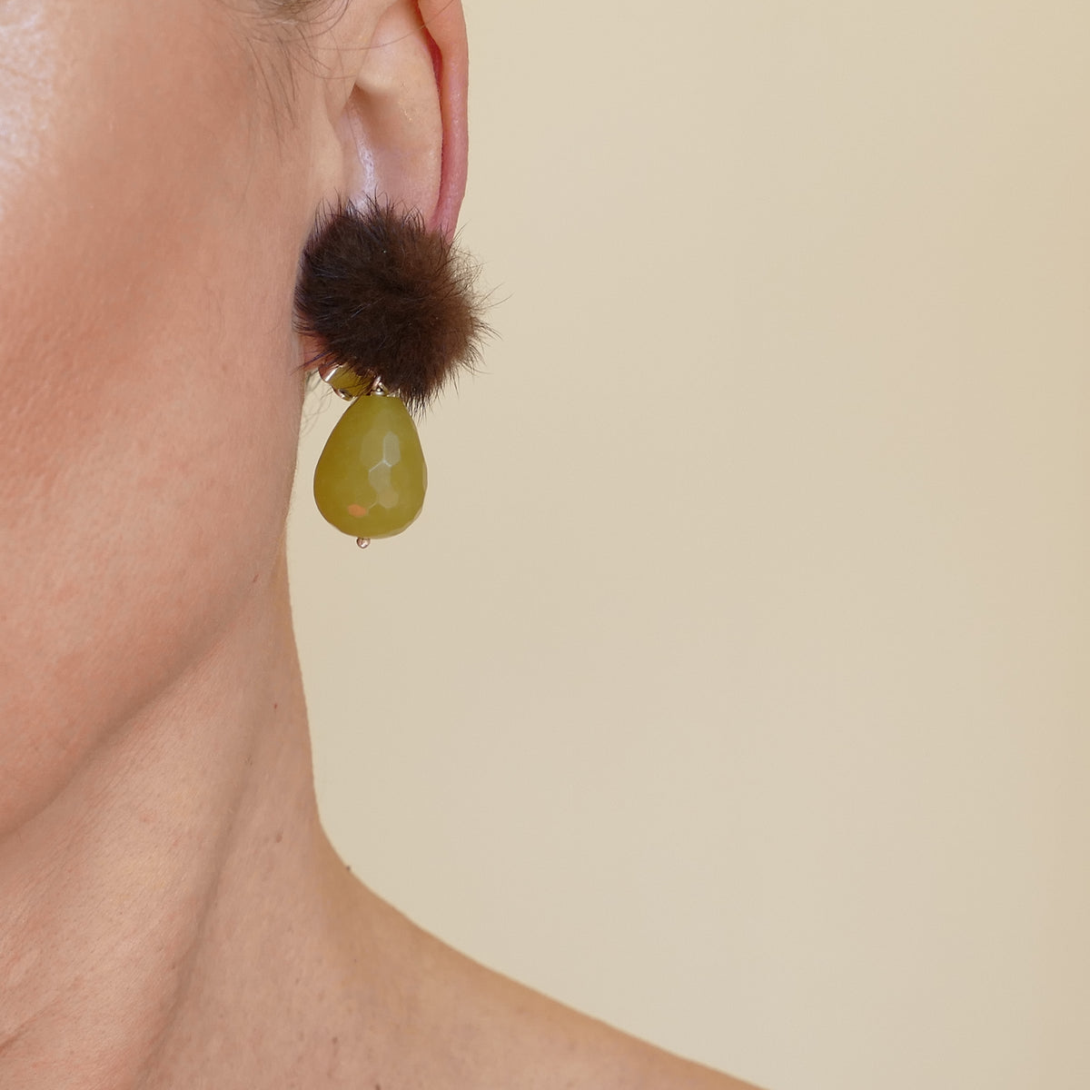 Ohrclips Fell Pelz Bommel In Braun Farbe Mit Grüne Olive Jade Stein Und Pink Jade